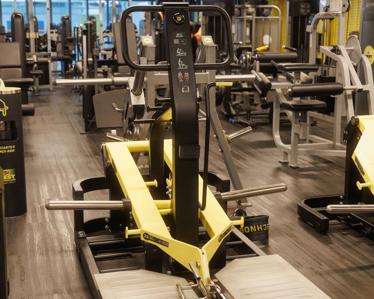Equipamento de musculação real da The Best, em preto, cinza e amarelo