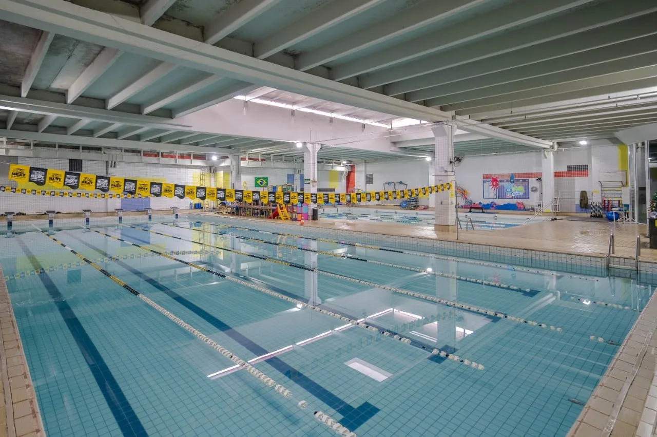 Piscina semiolímpica com raias montadas