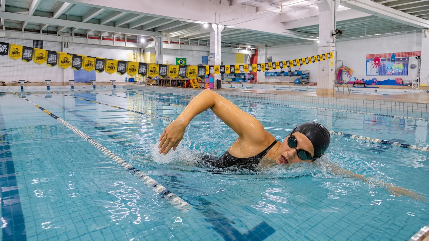 Piscina semiolímpica da The Best, com raias e bandeirolas da marca